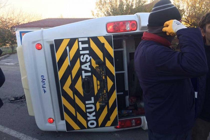 İzmir'de öğrenci servisi ile taksi çarpıştı: 16 öğrenci yara