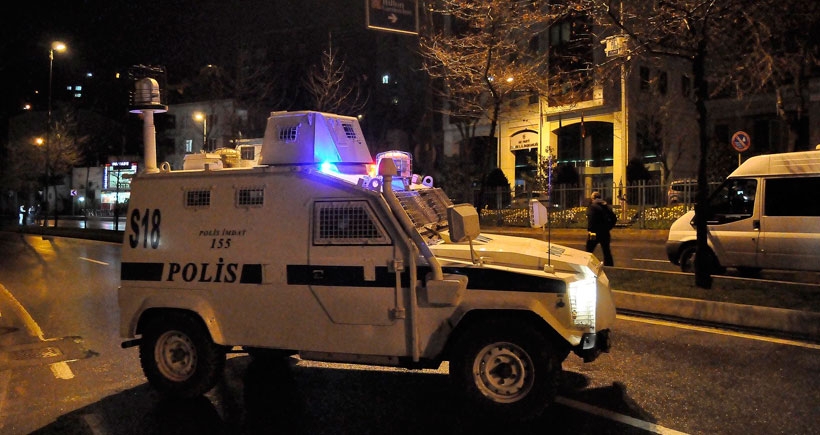AKP önündeki polis noktasına ateş açıldı