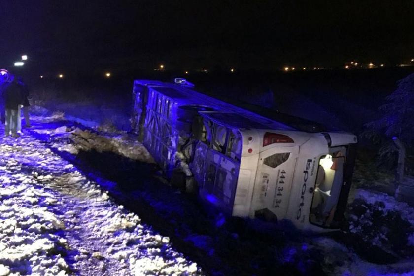 Isparta’da yolcu otobüsü devrildi: 5 yaralı