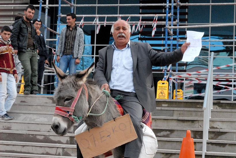 Belediye önünde eşekli eylem