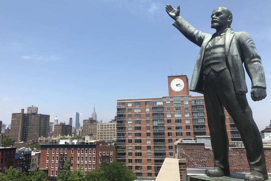 Lenin waves his hand at the heart of the financial world