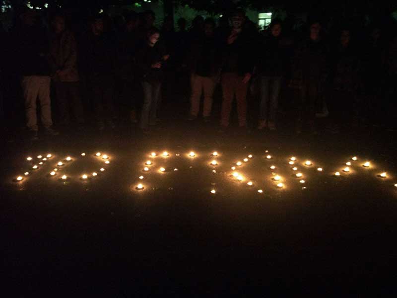 ODTÜ öğrencileri 10 Ekim Ankara Katliamı'nda yaşamını yitirenler için mumlar yaktılar (Fotoğraf: EVRENSEL)