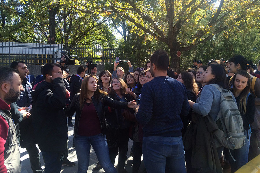 Müftülere nikah kıyma yasasını protesto eden kadınlar