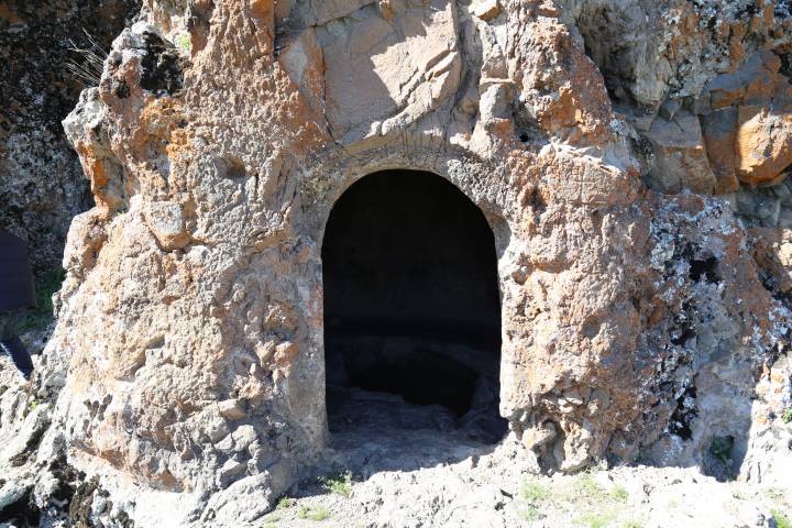 Basamaklardan oluşan dehlizin Aleviler için kutsal sayılan ve cem yapılan Kırklar’a gittiği rivayet ediliyor. Belli mesafeden sonra zamanla taş ve toprakla kapanan dehliz, kazma, kürek ve matkaplarla define avcılarının yarattığı tahribata maruz kalmış.