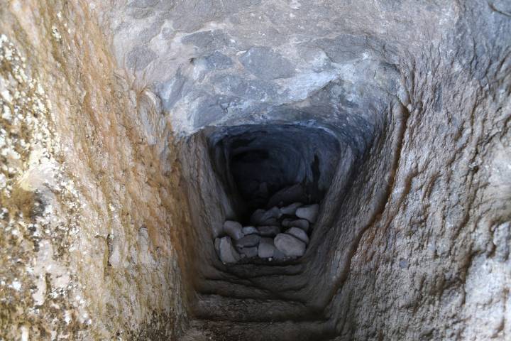 Kale, tepenin büyük bir kısmına ayrılan 3 ayrı bölmeden oluşuyor. İlk bölmede bir odalı kısım, yanı başında ise kalenin dibine doğru giden basamaklı dehliz (tünel) göze çarpıyor. 