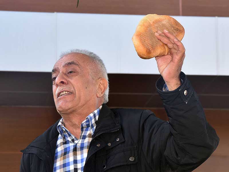 Esnaf, kendilerine başka yer gösterilmeden pazar yerlerinin kapatılmasını protesto etti (Fotoğraf: DHA)