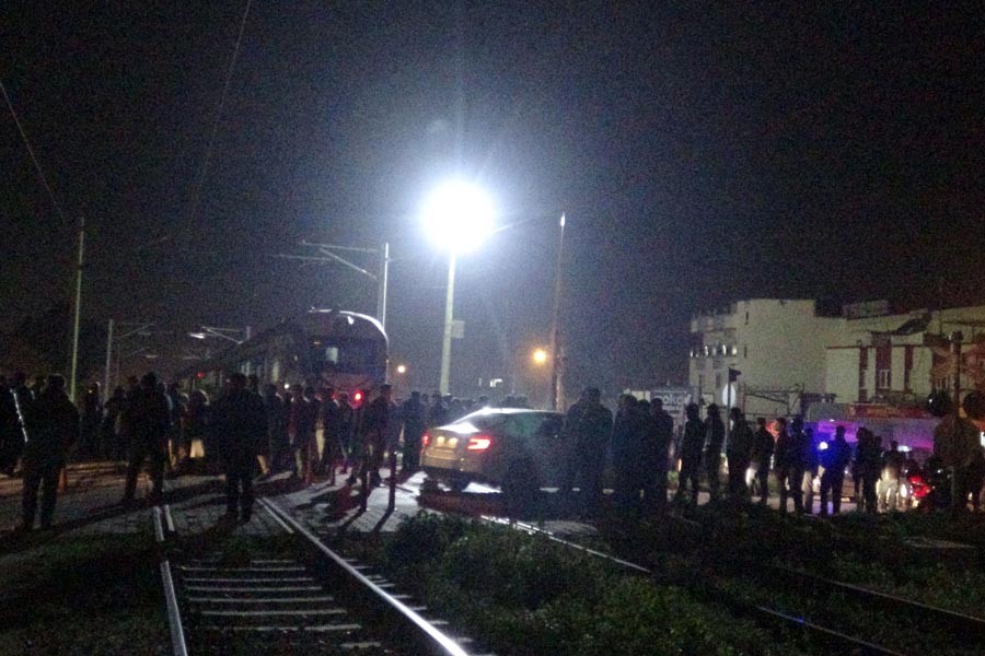 Adana'da tren ile motosiklet çarpıştı: 2 ölü