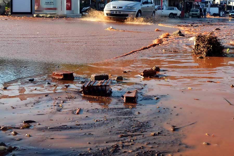 4 yıldır çözüm bulunamadı, Bodrum'da yine boru hattı patladı