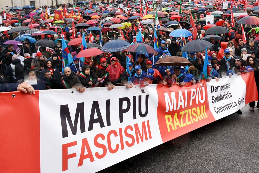 İtalya'da on binler ırkçılığa karşı yürüdü: Bir daha asla