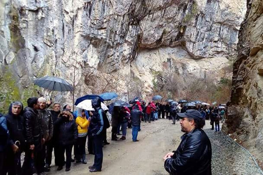 Şeker Kanyonu'nda yüzlerce kişiden HES'e karşı insan zinciri