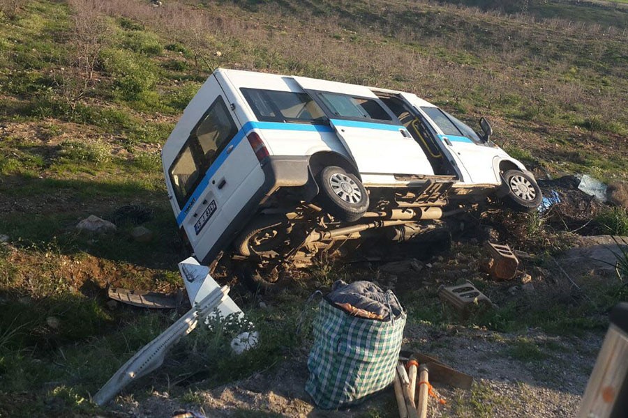 Tarım işçilerini taşıyan minibüs devrildi: 6 yaralı