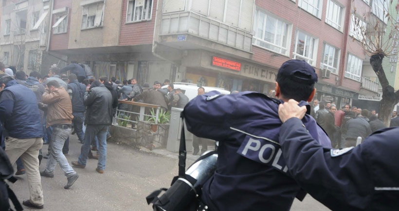 Biber gazı sıkmak istemeyen polise amir fırçası