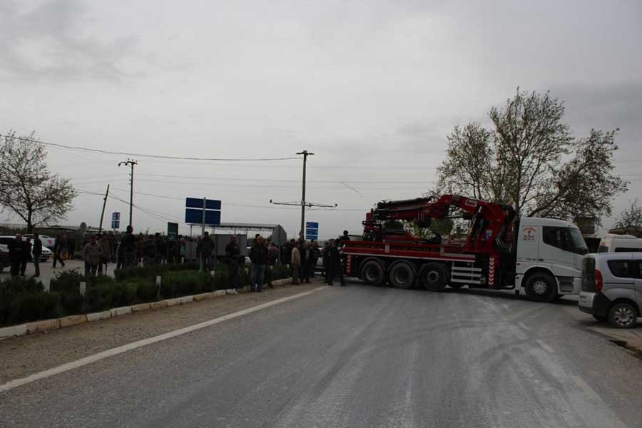 Cenaze töreninin ardından vatandaşlar yolu trafiğe kapattı