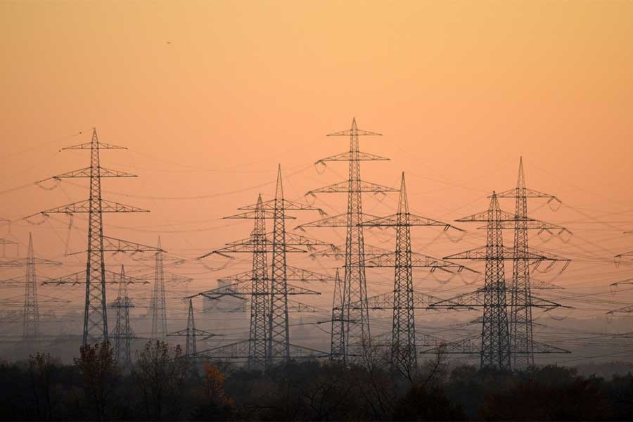 Borçlu olan olmayan herkesin elektriğini kesmişler