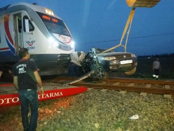 İzmir'de yolcu treni otomobile çarptı: 1'i ağır 3 yaralı