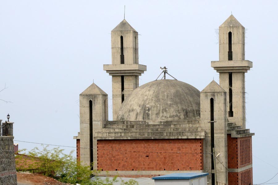 Kiliseye benzetilen cami 12 yıldır tamamlanamadı