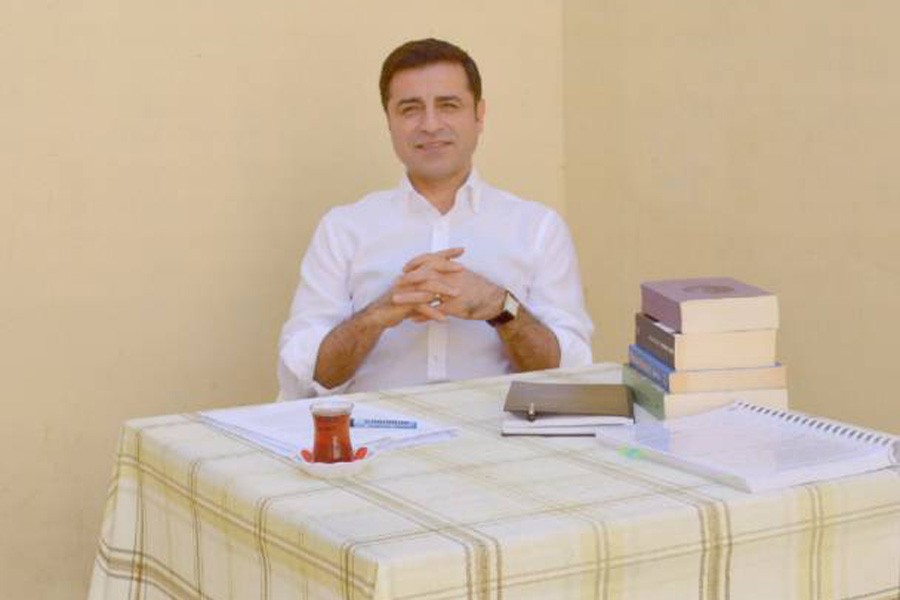 Demirtaş'tan Erdoğan'a: Benim burada elim kolum bağlı