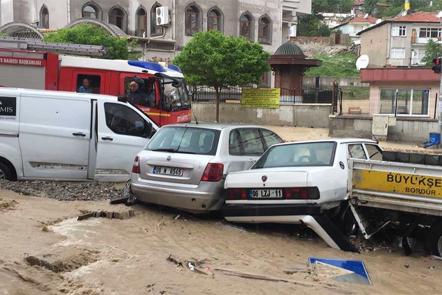 Ankara’da sel araçları önüne katıp sürükledi