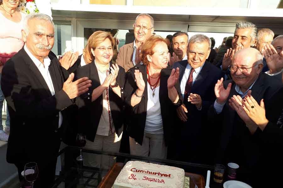 Cumhuriyet gazetesi İzmir bürosu yeniden açıldı