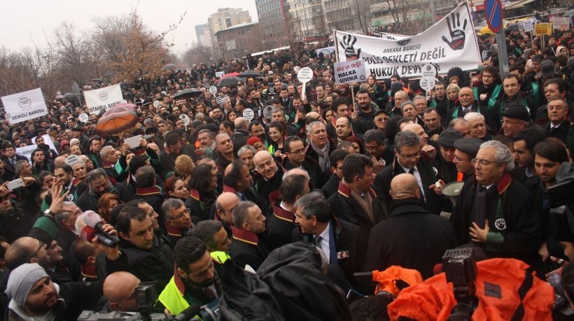 Binlerce avukat Meclise yürüdü: Bu yasa geçmeyecek