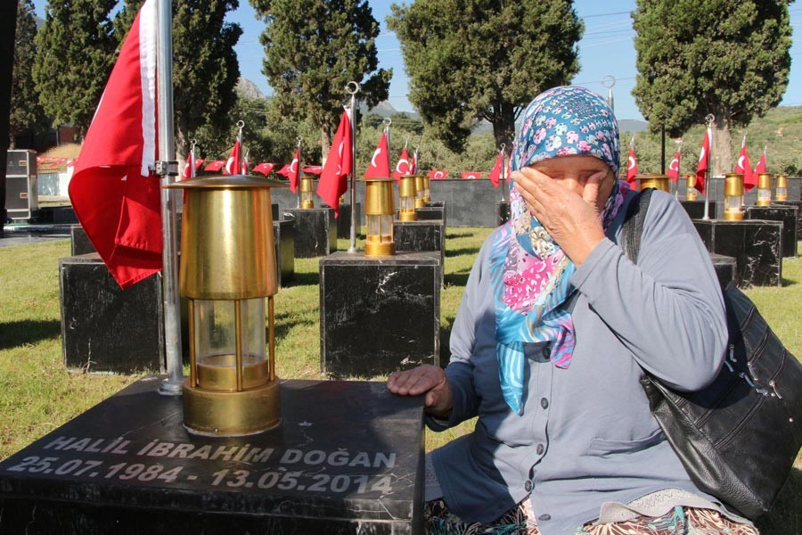 Somalı anneler, Anneler Günü'nde evlatlarının mezarı başındaydı