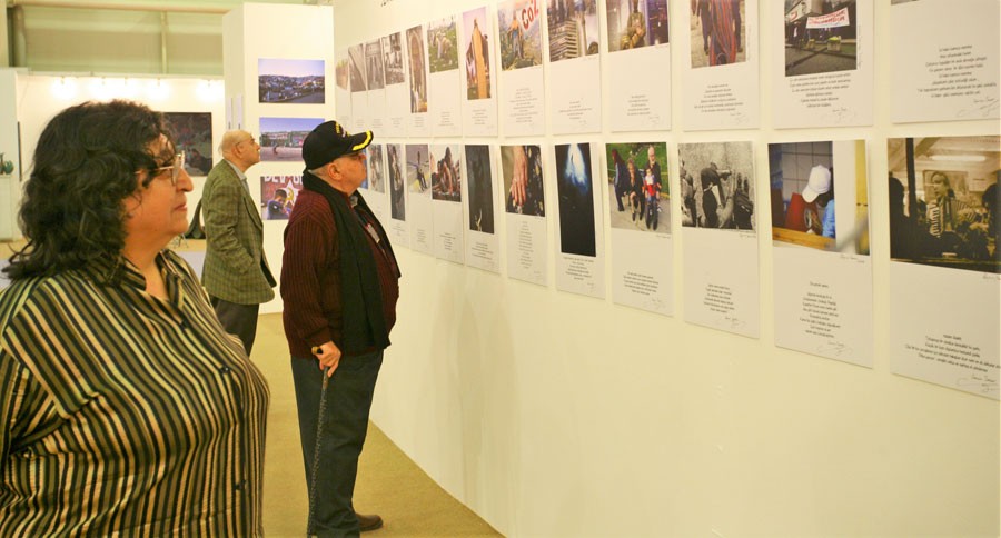 Sennur Abla, ilk kez 2010 yılında açılan 'İzler ve Sözler' sergisinde. (Fotoğraf: Özcan Yaman/EVRENSEL)