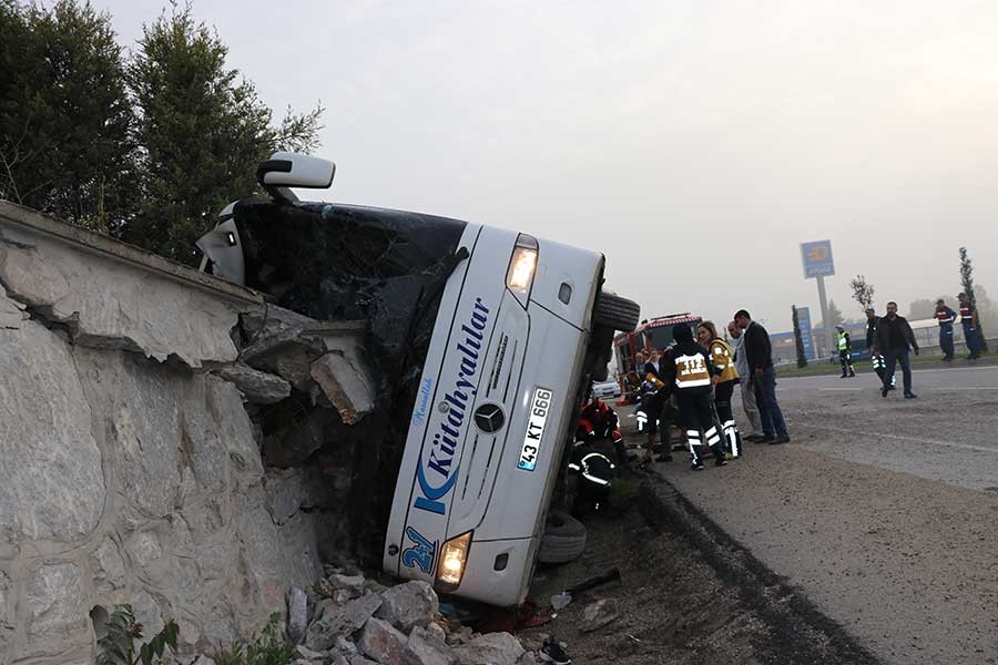 Kütahya'da yolcu otobüsü devrildi: 2 ölü, 16 yaralı