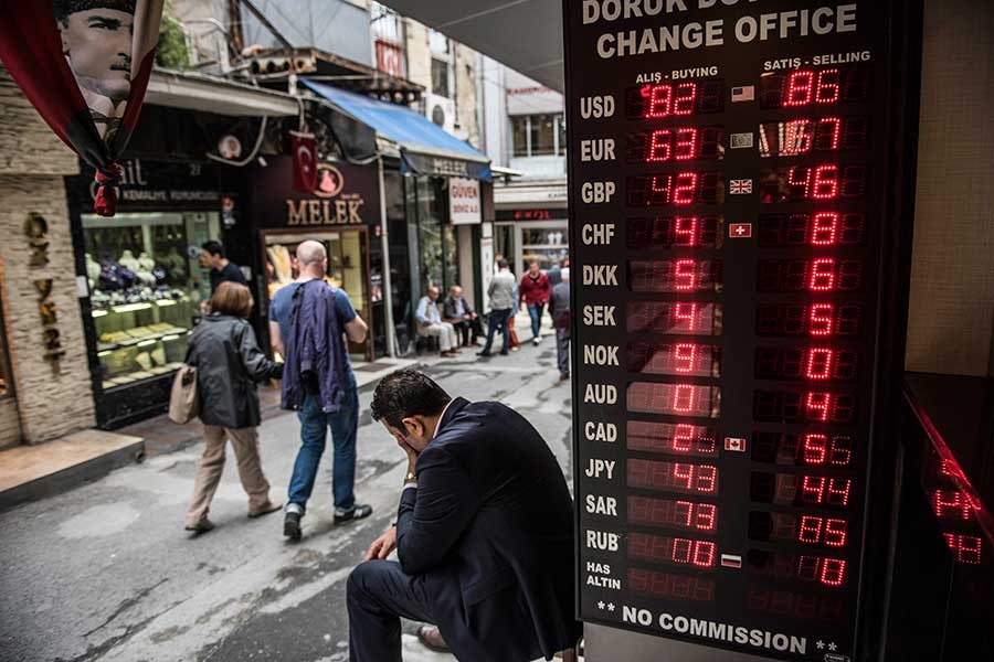 5,42'ye kadar yükselen dolar, 5,30 bandında seyrediyor