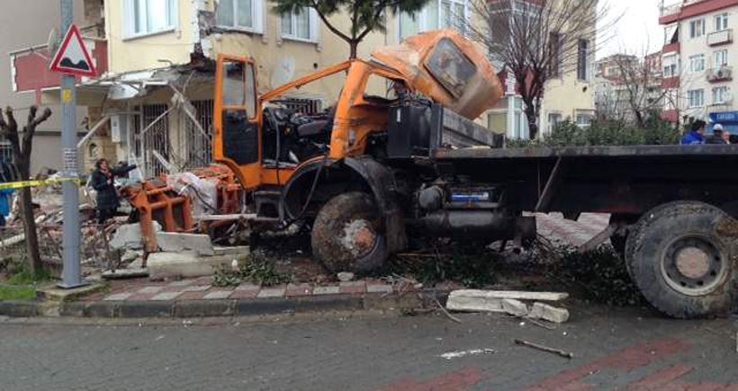 Kar küreme aracı binaya çarptı: 1 işçi öldü