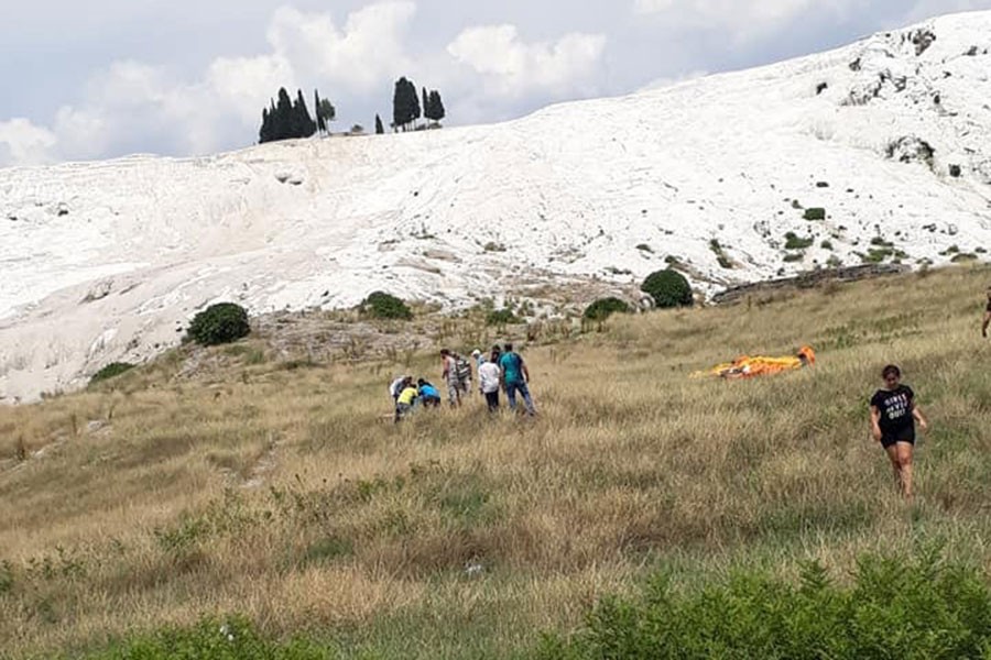 Pamukkale'de yamaç paraşütü yapan turist yere düşerek yaşamını yitirdi