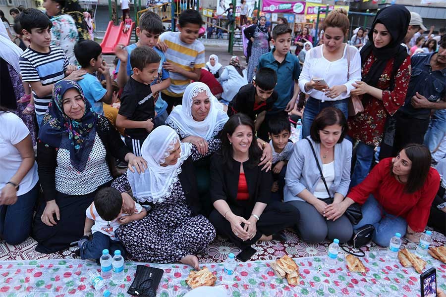 HDP’li kadınlar iftar sofrası kurdu, imam ezan okumadı