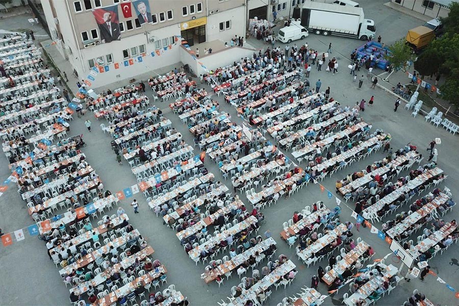 AKP, İzmir'de okul ve hastane bahçelerinde iftar düzenleyip oy istiyor