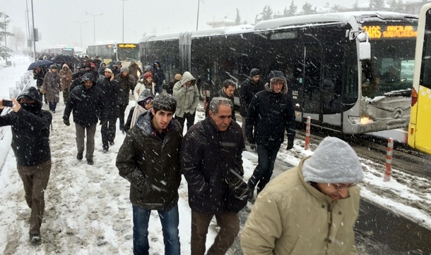 İstanbul'da metrobüs durdu: Yolcular yaya devam etti