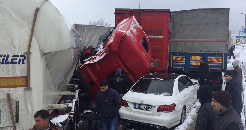 TEM Otoyolunda zincirleme kaza: 1 ölü