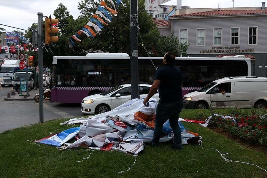 Partilerin 24 Haziran bayrak ve afişleri toplanmaya başladı