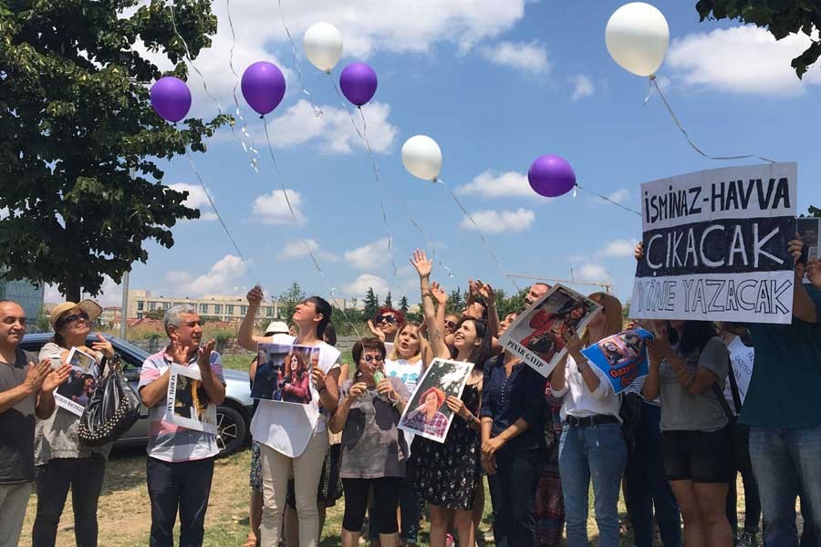 Tutuklu gazeteciler için özgürlük balonu uçurdular