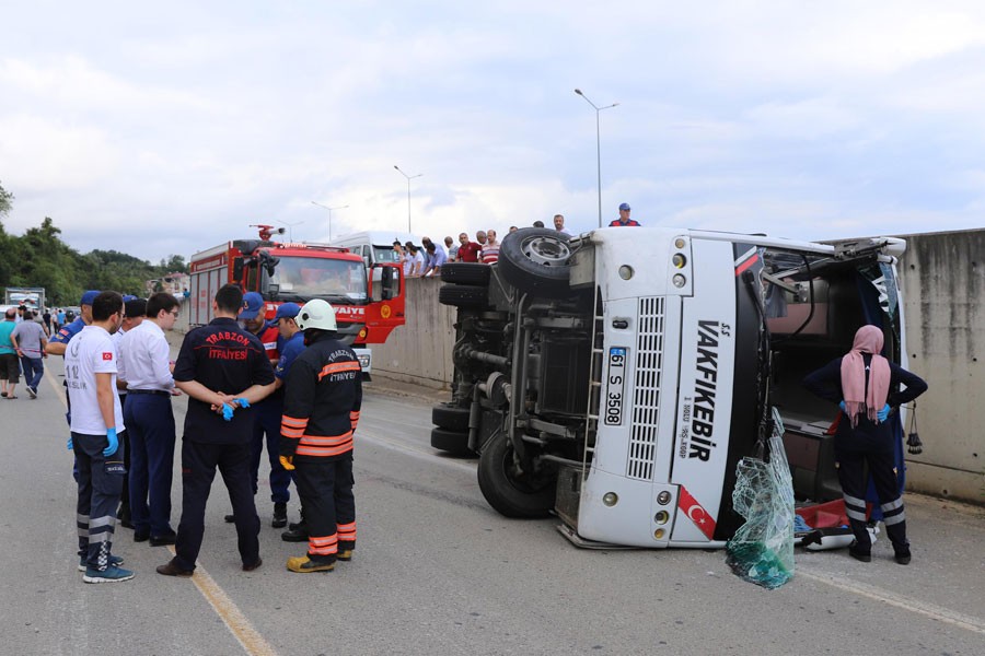 Trabzon'da yolcu midibüsü devrildi: 2 ölü, 12 yaralı