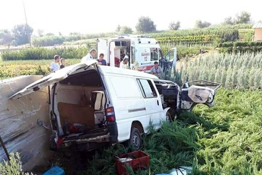 Asfalt işçilerinin taşıyan minibüs kaza yaptı: 1 ölü, 3 yaralı