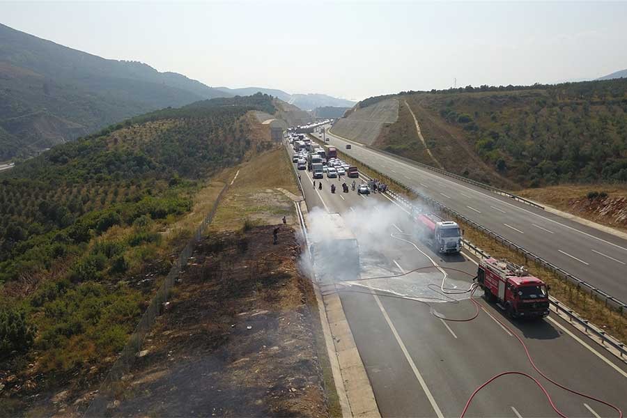 Otoyolda otobüs yandı; uzun araç kuyruğu oluştu