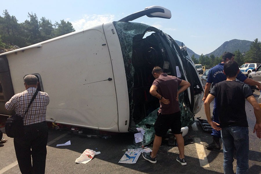 Çinli turistleri taşıyan otobüs kaza yaptı: 2 ölü, 33 yaralı