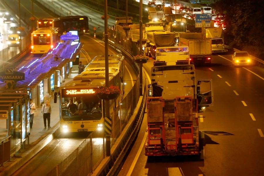 Haliç Köprüsü Metrobüs Yolu'nda asfaltlama çalışması