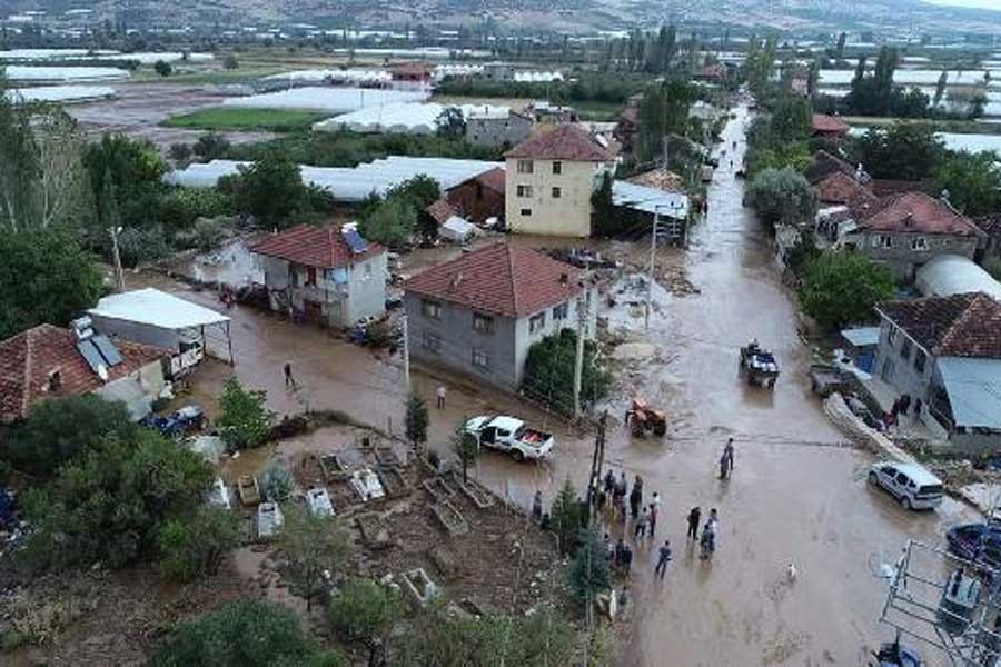 Elmalı sel suları altında kaldı, üretici perişan oldu