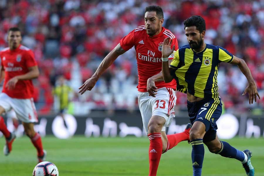 Fenerbahçe, Portekiz'de oynanan maçta Benfica'ya 1-0 mağlup oldu