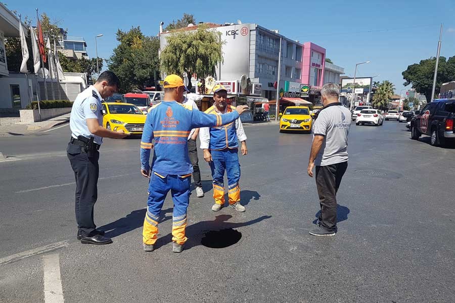 Beşiktaş'ta bu kez Nispetiye Caddesi'nde yol çöktü