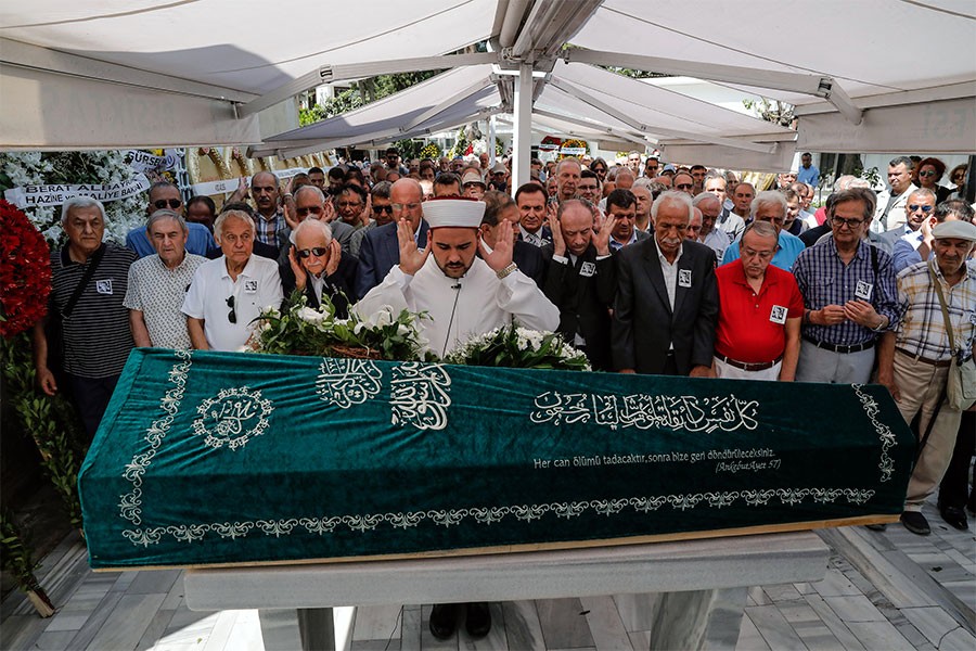 Ekonomi yazarı Güngör Uras son yolculuğuna uğurlandı