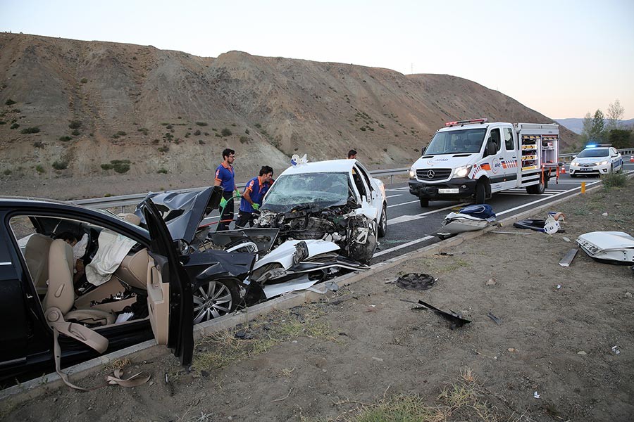 Erzincan'da trafik kazası: 3'ü çocuk 7 kişi öldü