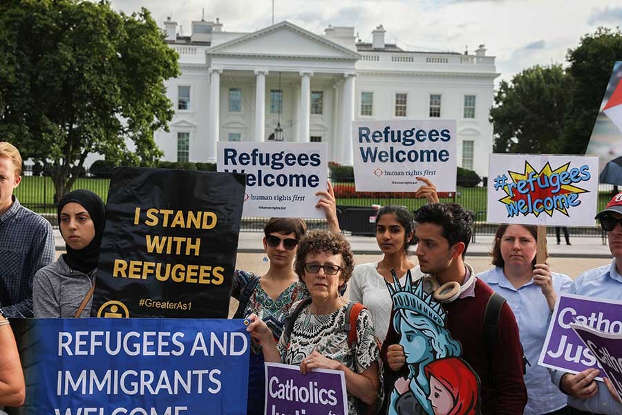 Trump'ın mülteci azaltma kararı Beyaz Saray’a önünde protesto edildi 