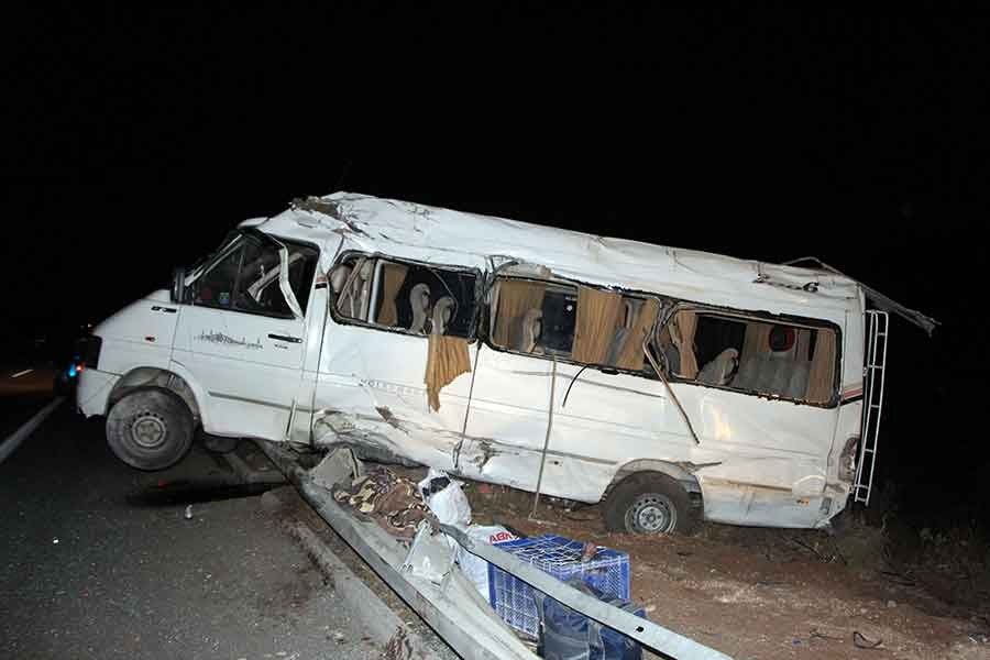 Tarım işçilerini taşıyan minibüs bariyerlere çarptı, 17 kişi yaralandı