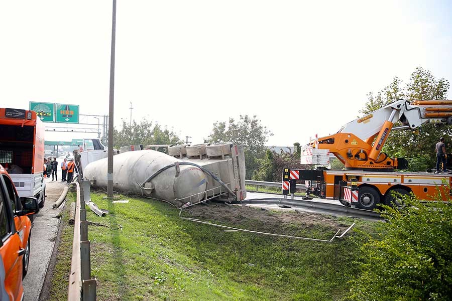 Sakarya'da beton tankeri devrildi: 1 ölü
