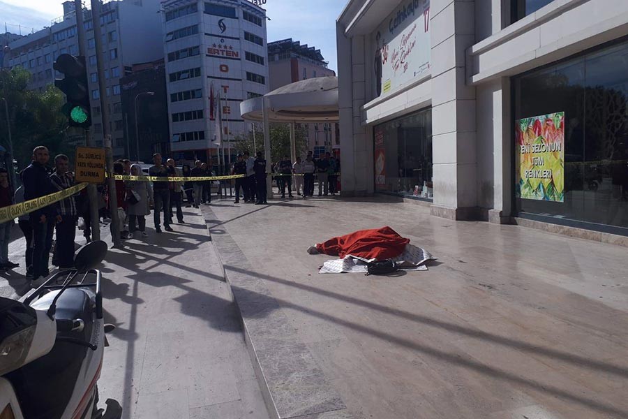 Adana'da bir kadın AVM terasından atlayarak yaşamına son verdi